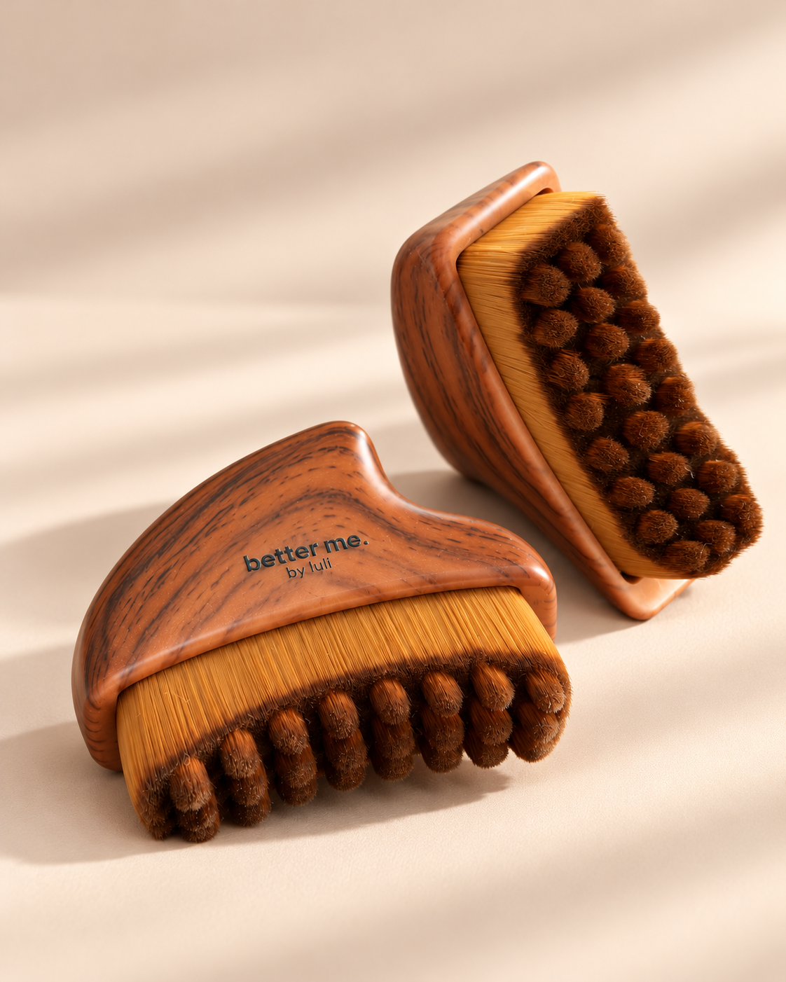 Brosse drainage lymphatique better me. by luli, aux courbes ergonomiques et aux poils bruns